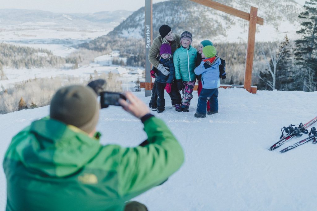 séance photo d'une famille en hiver avec monture sugarloaf en arrière-plan